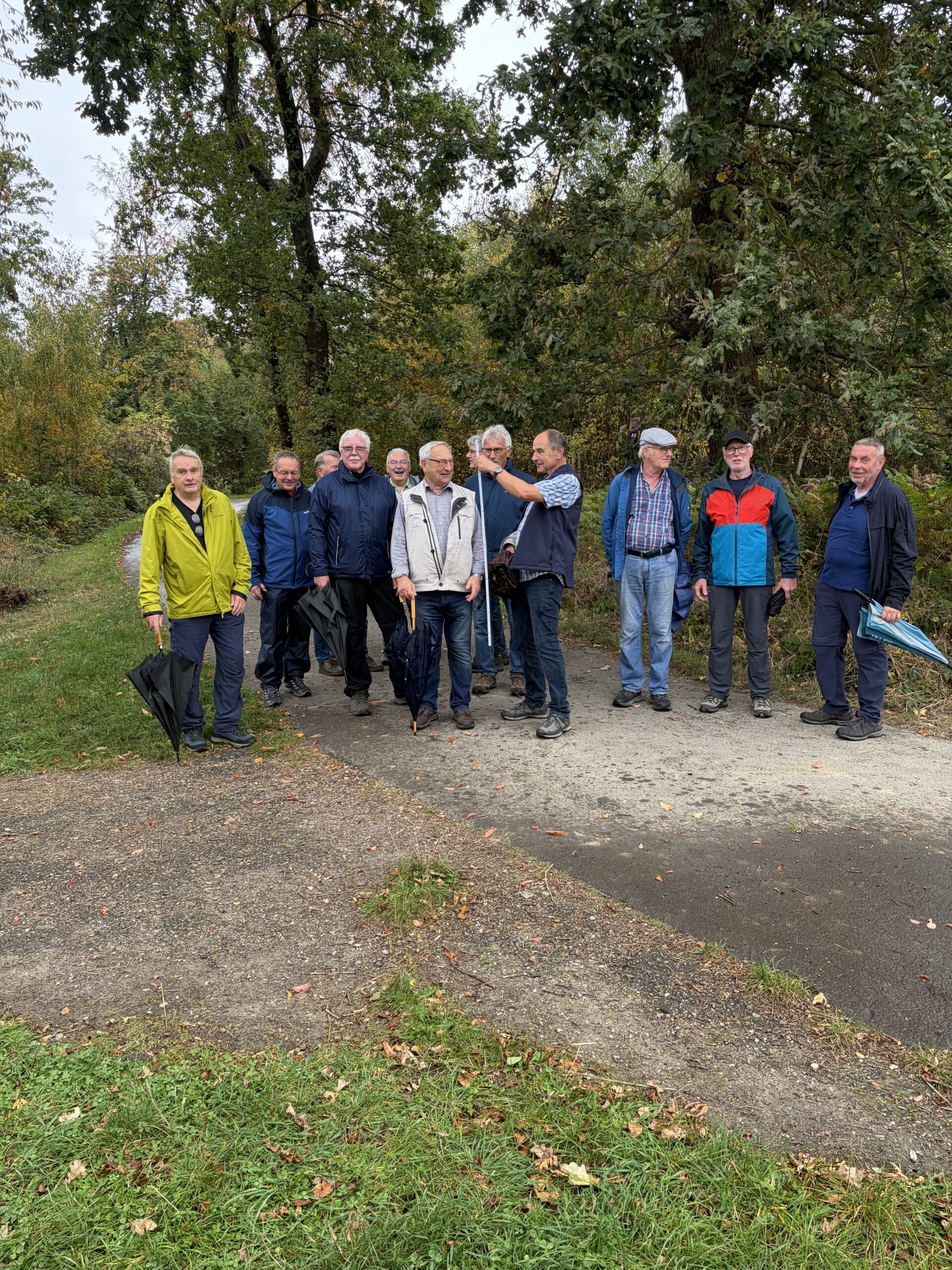 Wandern und messen – mit Schirm, Zollstock und Entdeckergeist
